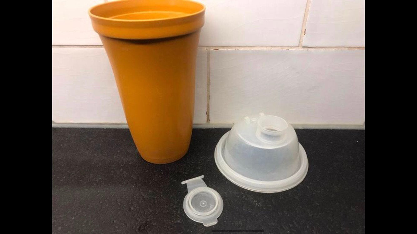 Tupperware quickshaker shaker beker 500 ml retro vintage, Gebruikt, Bruin, 500 ml, Beker of Kan