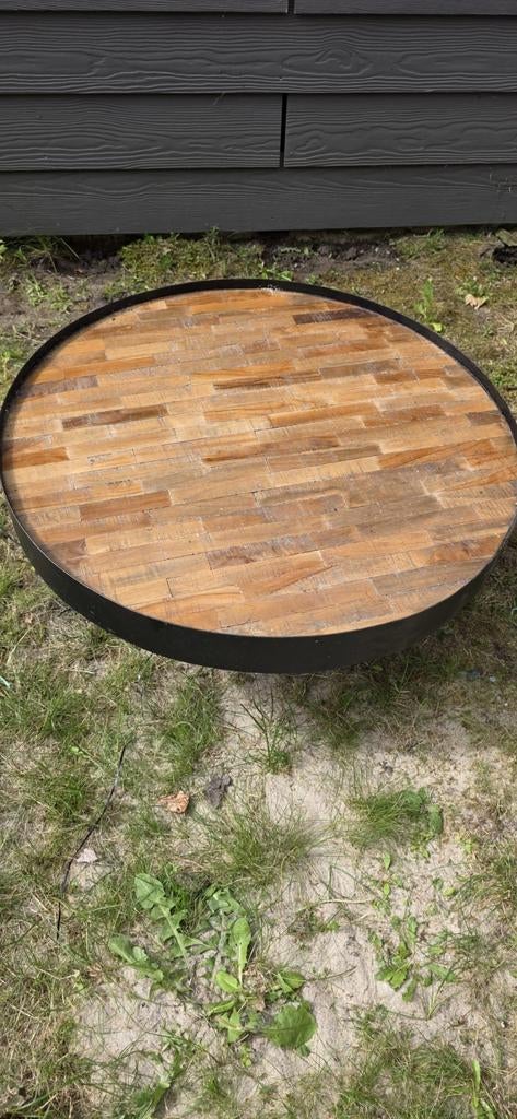 Ronde salontafel met houten blad en zwarte ijzeren poten, Huis en Inrichting, Tafels | Salontafels, Gebruikt, 50 tot 100 cm, Rond