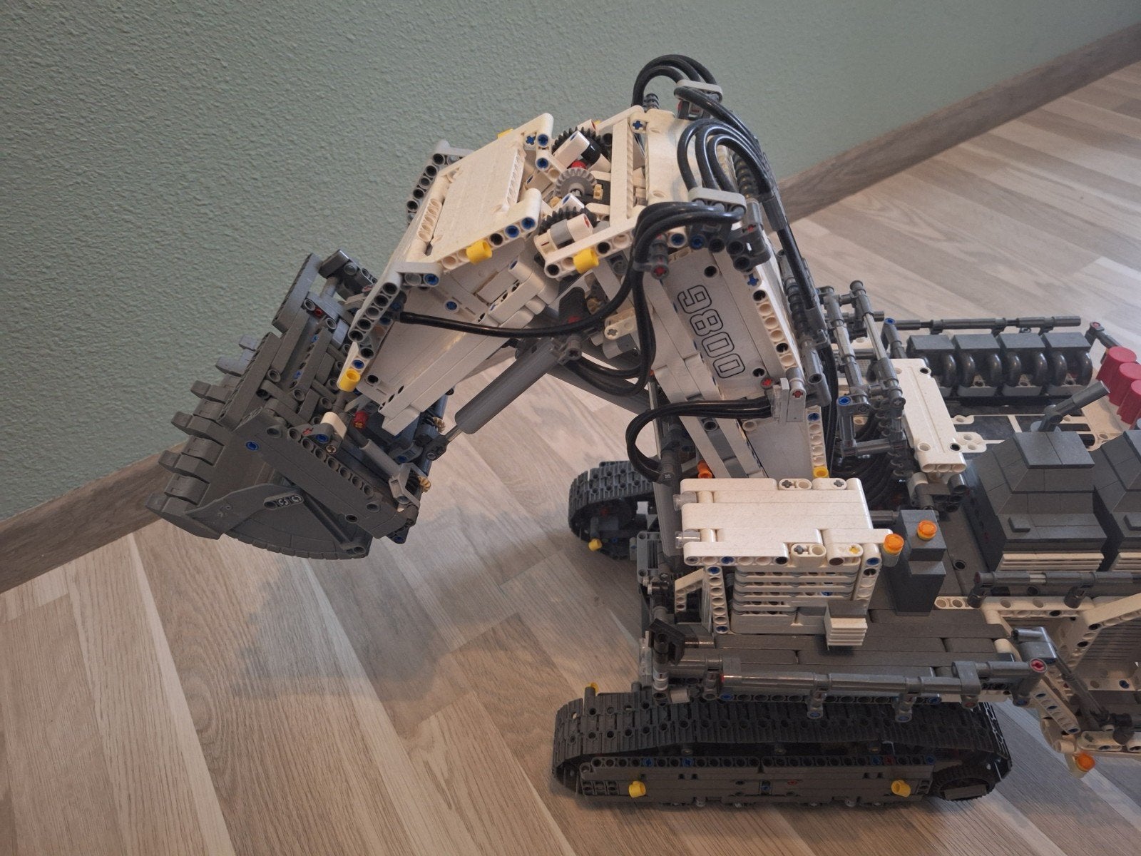 Foto 8 van Lego Technic Liebherr R 9800 Graafmachine (42100)
