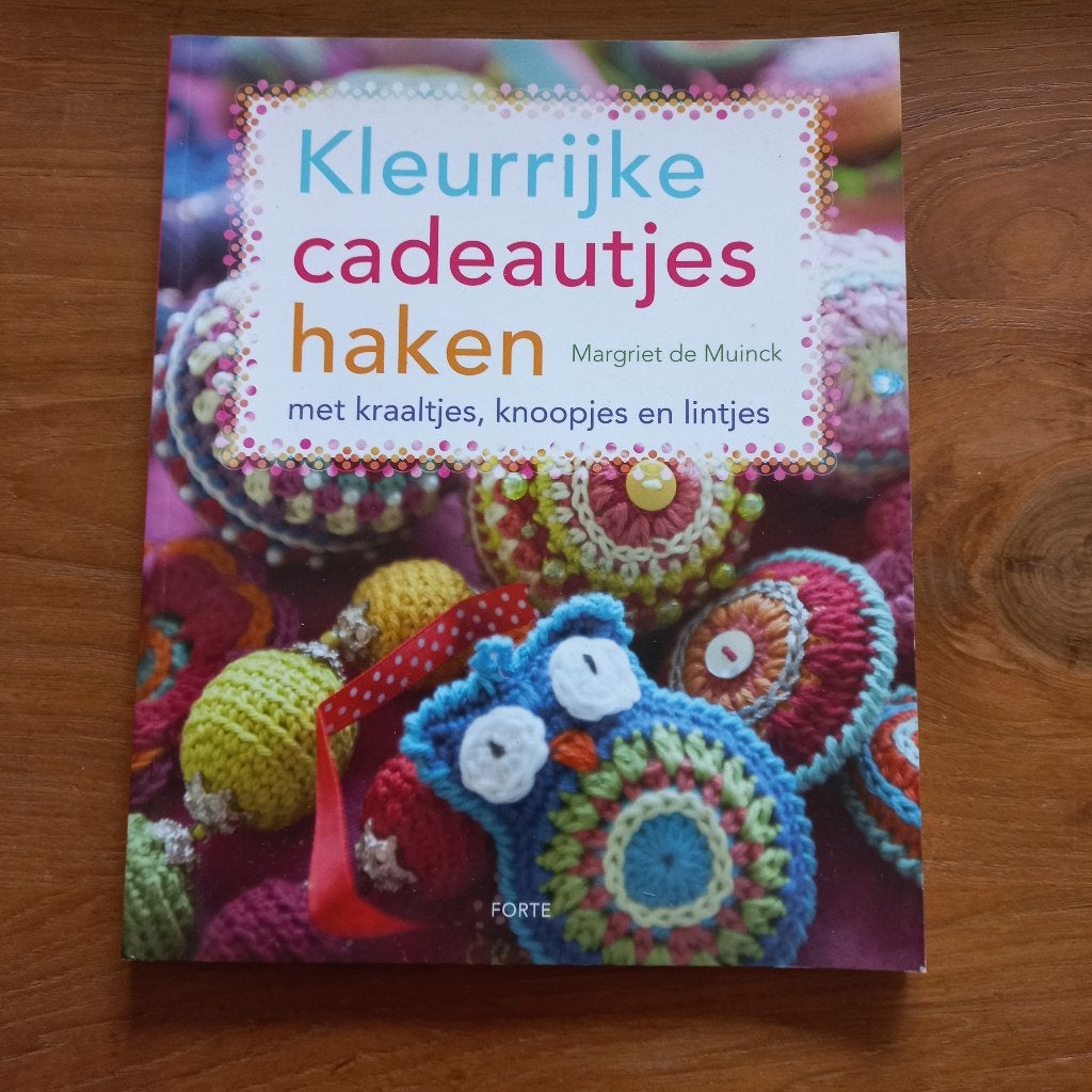 KLEURRIJKE cadeautjes haken van Margriet de Muinck, Ophalen of Verzenden, Zo goed als nieuw, Haken, Patroon of Boek