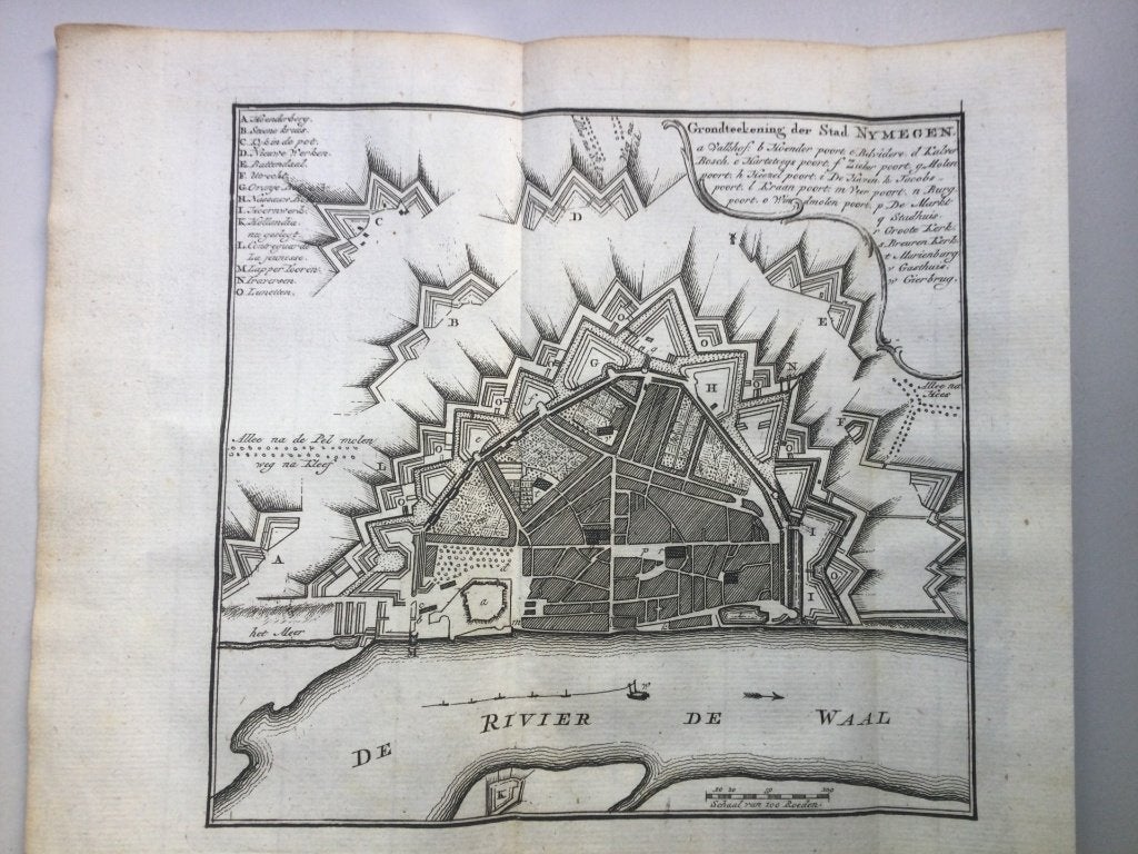 Nijmegen, gedetailleerde kopergravure, 1740., Antiek en Kunst, Kunst | Etsen en Gravures, 26 cm, Cartografie, Met tekst, 20 cm