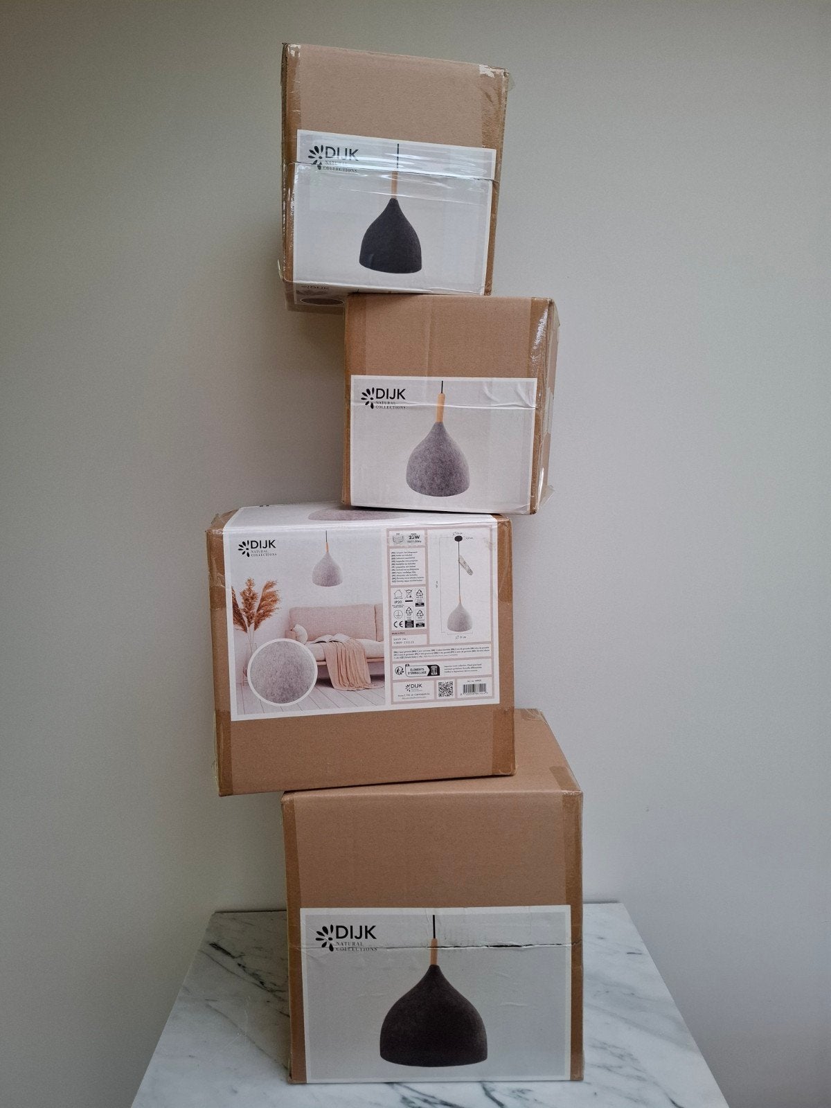 Nieuwe hanglampen met vilten kap en houten kraal, Ophalen of Verzenden, Nieuw, Textiel, E27 (groot)
