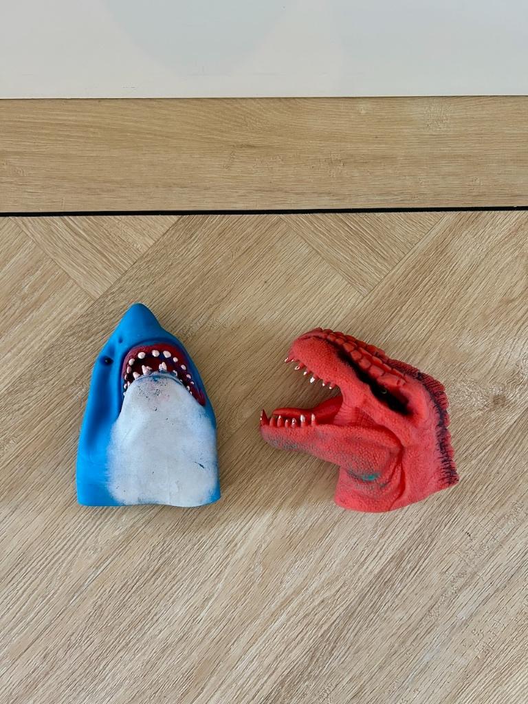 2 x handpoppen van een haai en dino - Dino World, Ophalen of Verzenden, Zo goed als nieuw