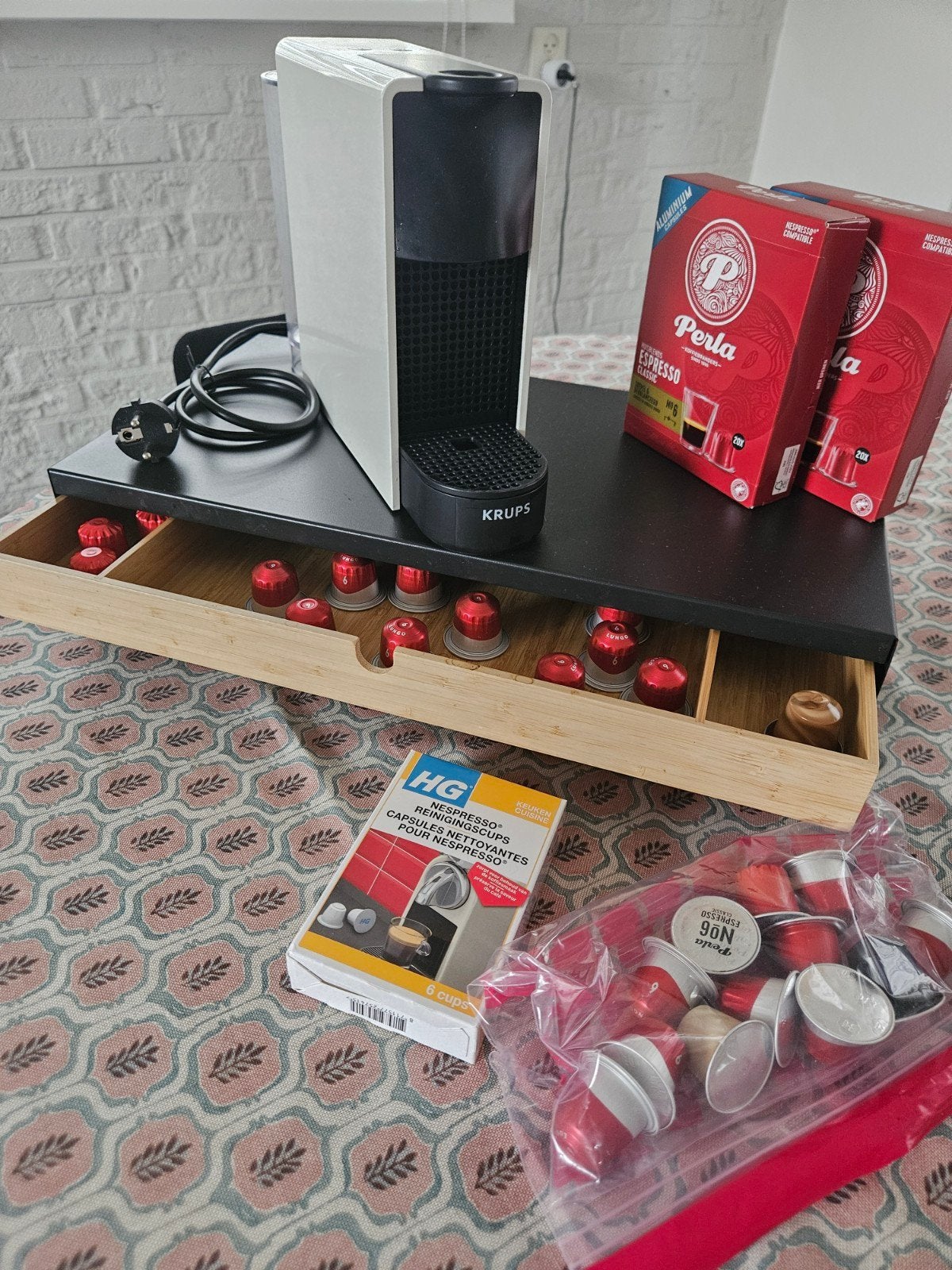 Komplete koffieset Krups Nespresso Essenza, Witgoed en Apparatuur, Koffiezetapparaten, Ophalen, Gebruikt, Espresso apparaat, 1 kopje