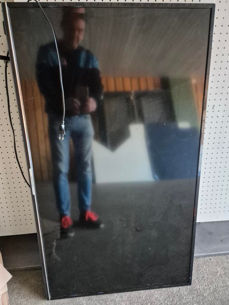 Median 65 inch LED TV met defect €20,-, LED, 50 Hz, Ophalen, Overige merken