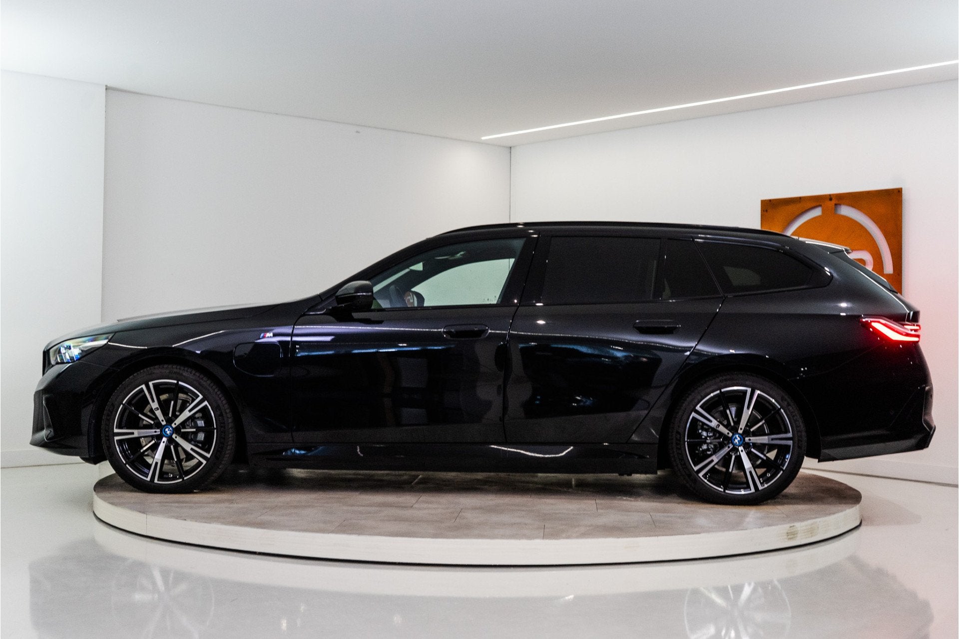 BMW 5 Serie Touring 530e High Executive M Sport 300PK | Pano, Auto's, BMW, Automaat, Achterwielaandrijving, 4 cilinders, Zwart