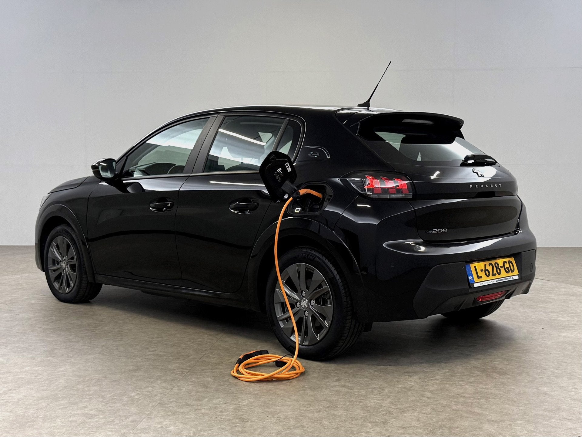 Peugeot e-208 EV Active Pack 50 kWh | Snelladen | SOH 93% |, Gebruikt, 339 km, Zwart, Origineel Nederlands