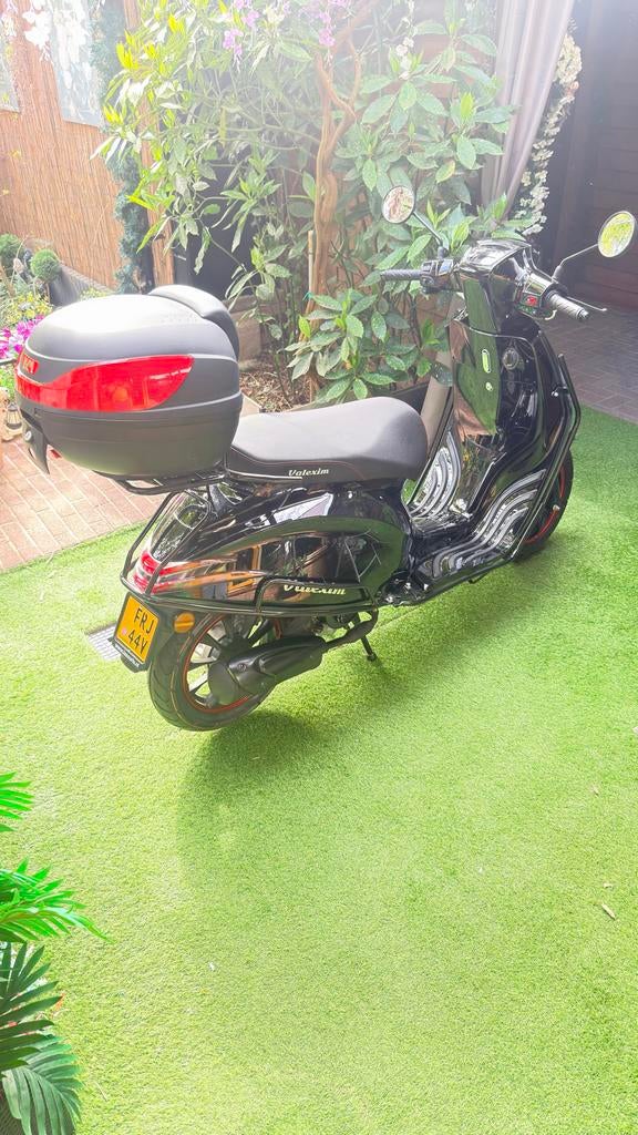 “  NIEUW “Zwarte scooter met topkoffer en valbeugels, Nieuw, Benzine, Ophalen, Overige merken