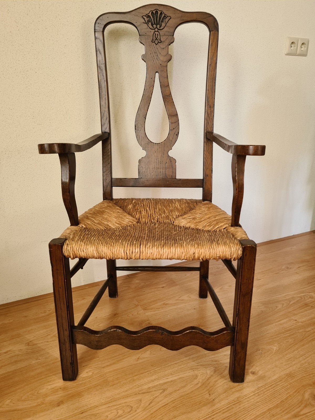 Antieke houten stoel met biezen zitting en armleuningen, Antiek en Kunst, Ophalen