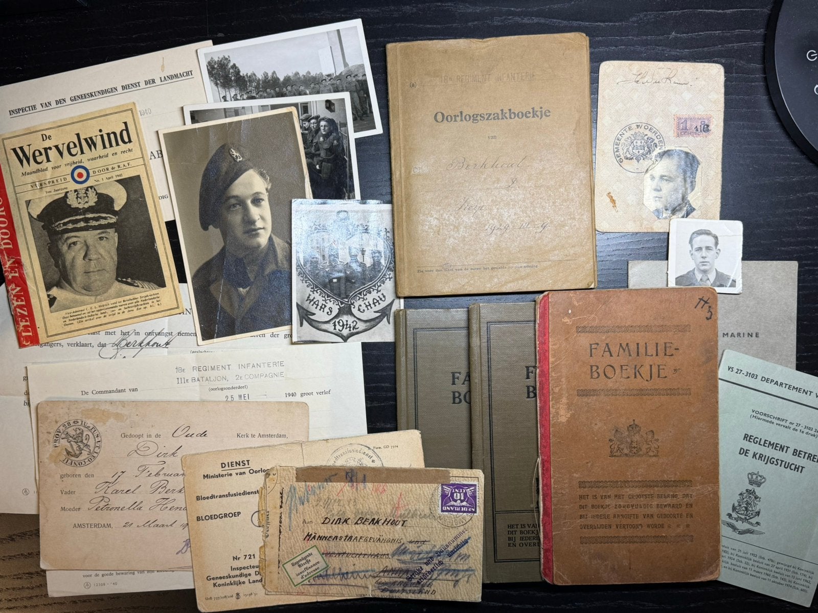 Nederlands oorlogszakboekje korporaal uit Woerden, Verzamelen, Ophalen of Verzenden, Nederland, Embleem of Badge