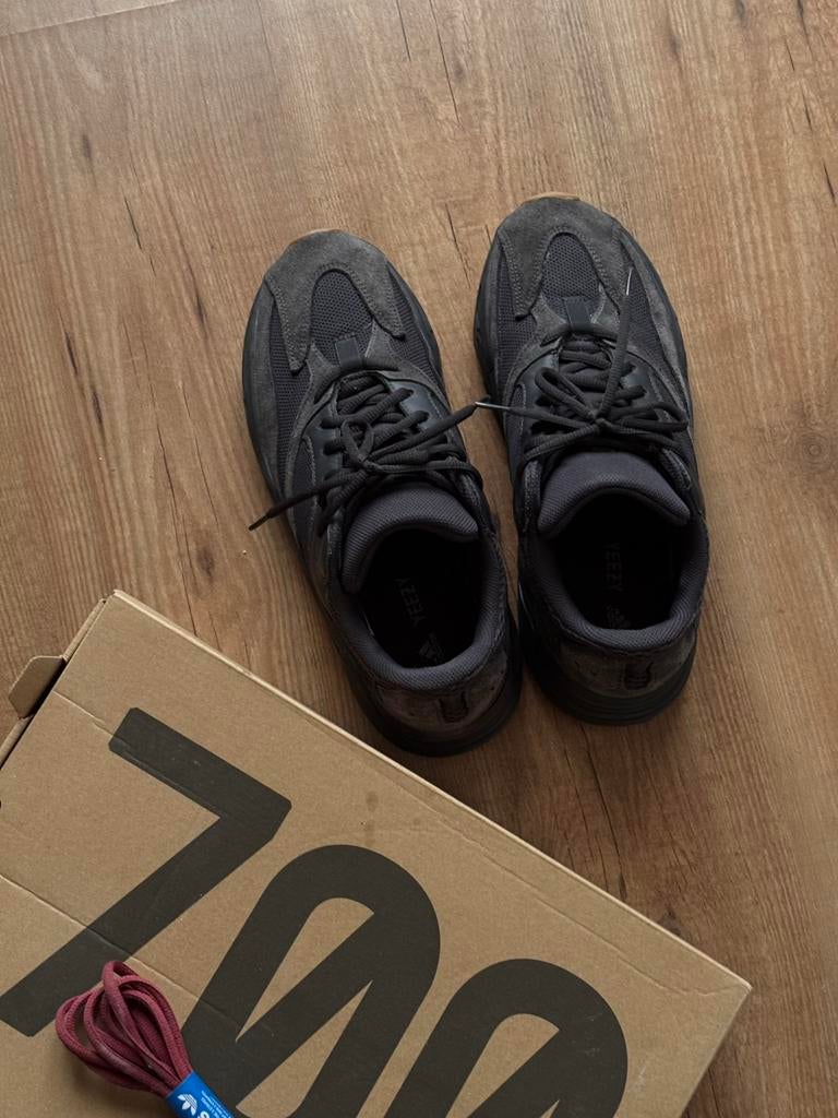 Adidas Yeezy Boost 700 Size UK10 44 2/3, Kleding | Heren, Schoenen, Ophalen of Verzenden, Zo goed als nieuw, Overige kleuren
