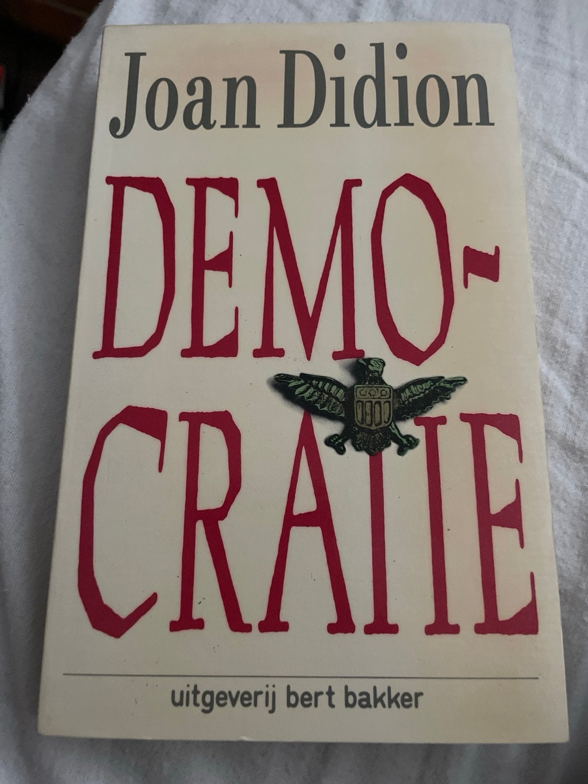 Joan Didion - Democratie - Uitgeverij Bert Bakker, Boeken, Ophalen of Verzenden, Gelezen, Nederland