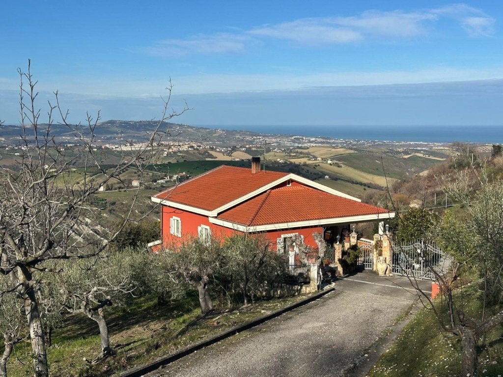 ZEEZICHT villa 7800 m2 grond 2 badkamers ITALIË, Woonhuis, Italië, 221 m², Landelijk