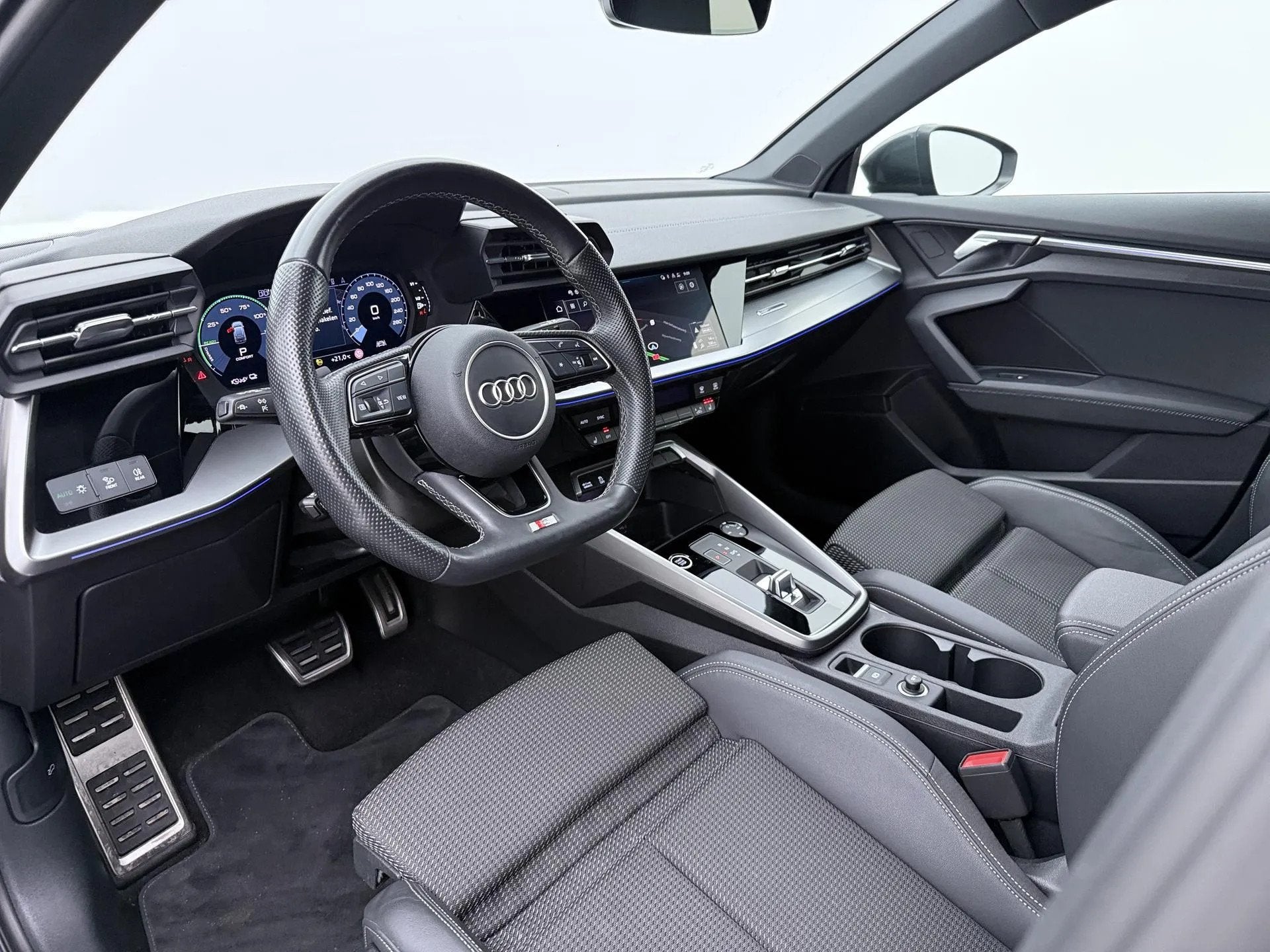 Audi A3 Sportback 45 TFSI e S edition Competition (bj 2024), Automaat, Gebruikt, 245 pk, Hybride Elektrisch/Benzine