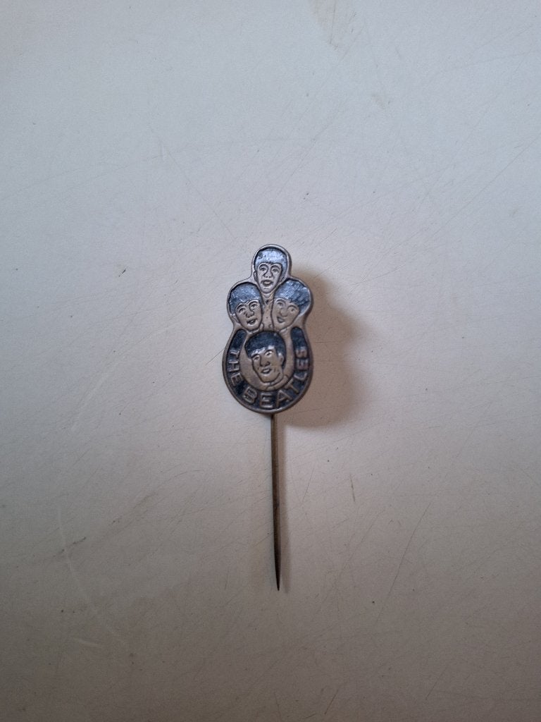 Een speldje met de naam THE BEATLES erop, Verzamelen, Speldjes, Pins en Buttons, Ophalen, Gebruikt, Overige onderwerpen, Speldje of Pin