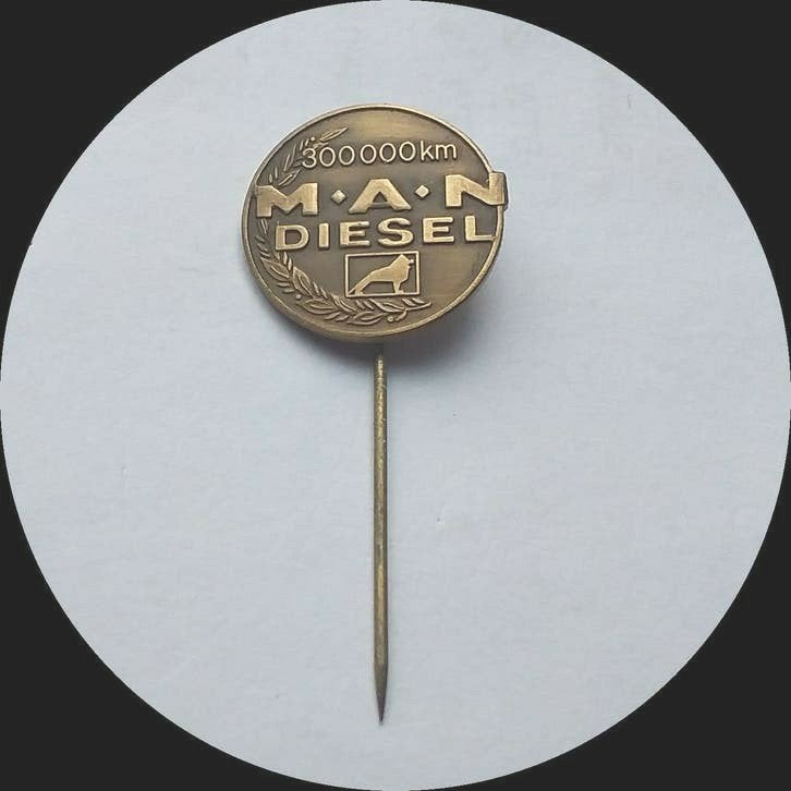 MAN Diesel 300000 km speldje, Verzamelen, Ophalen of Verzenden, Zo goed als nieuw, Transport, Speldje of Pin