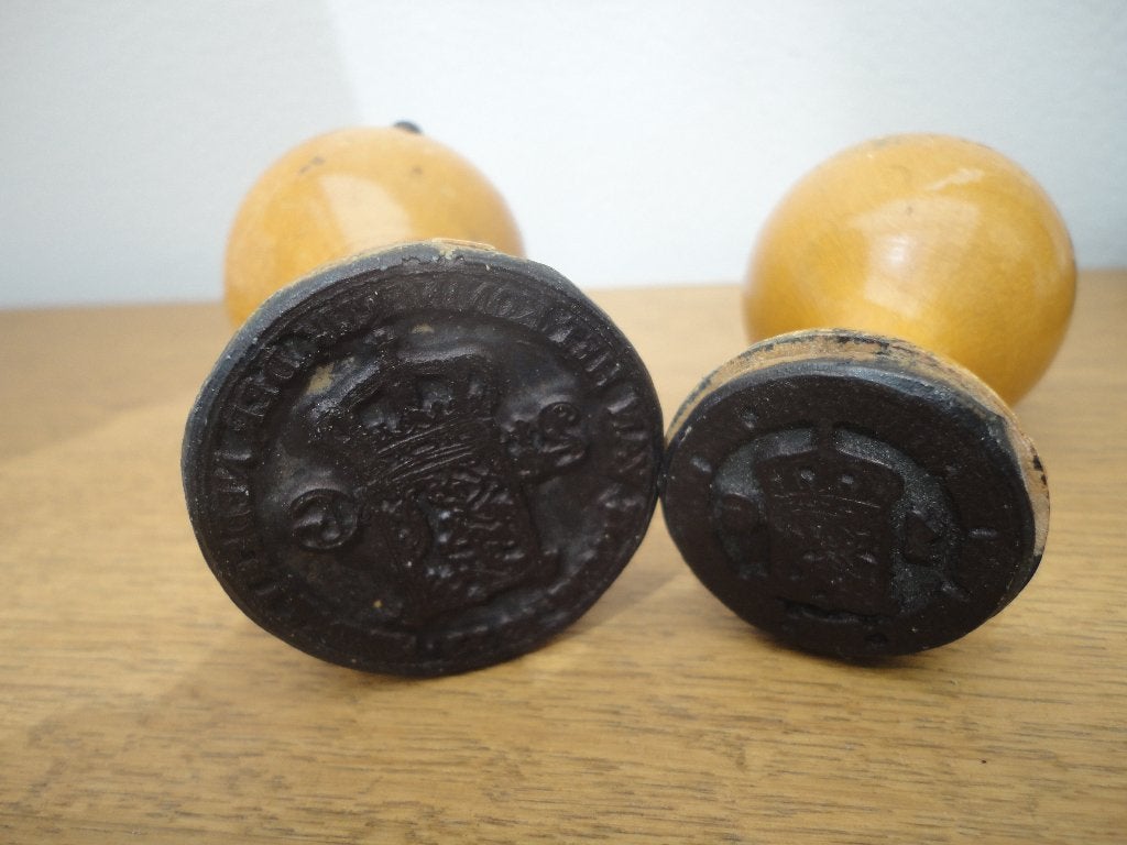 Twee zeer oude houten stempels afb. gulden en rijksdaalder, Antiek en Kunst, Ophalen of Verzenden