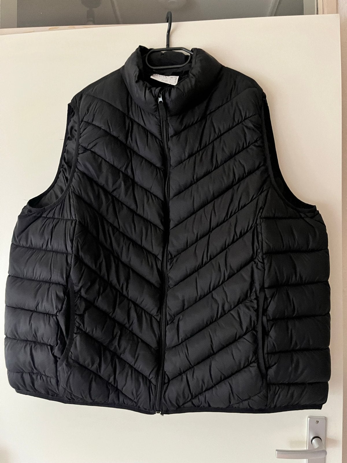 Nieuwe zwarte bodywarmer met rits en steekzakken maat 54, Ophalen of Verzenden, Nieuw, Maat 46/48 (XL) of groter, Zwart