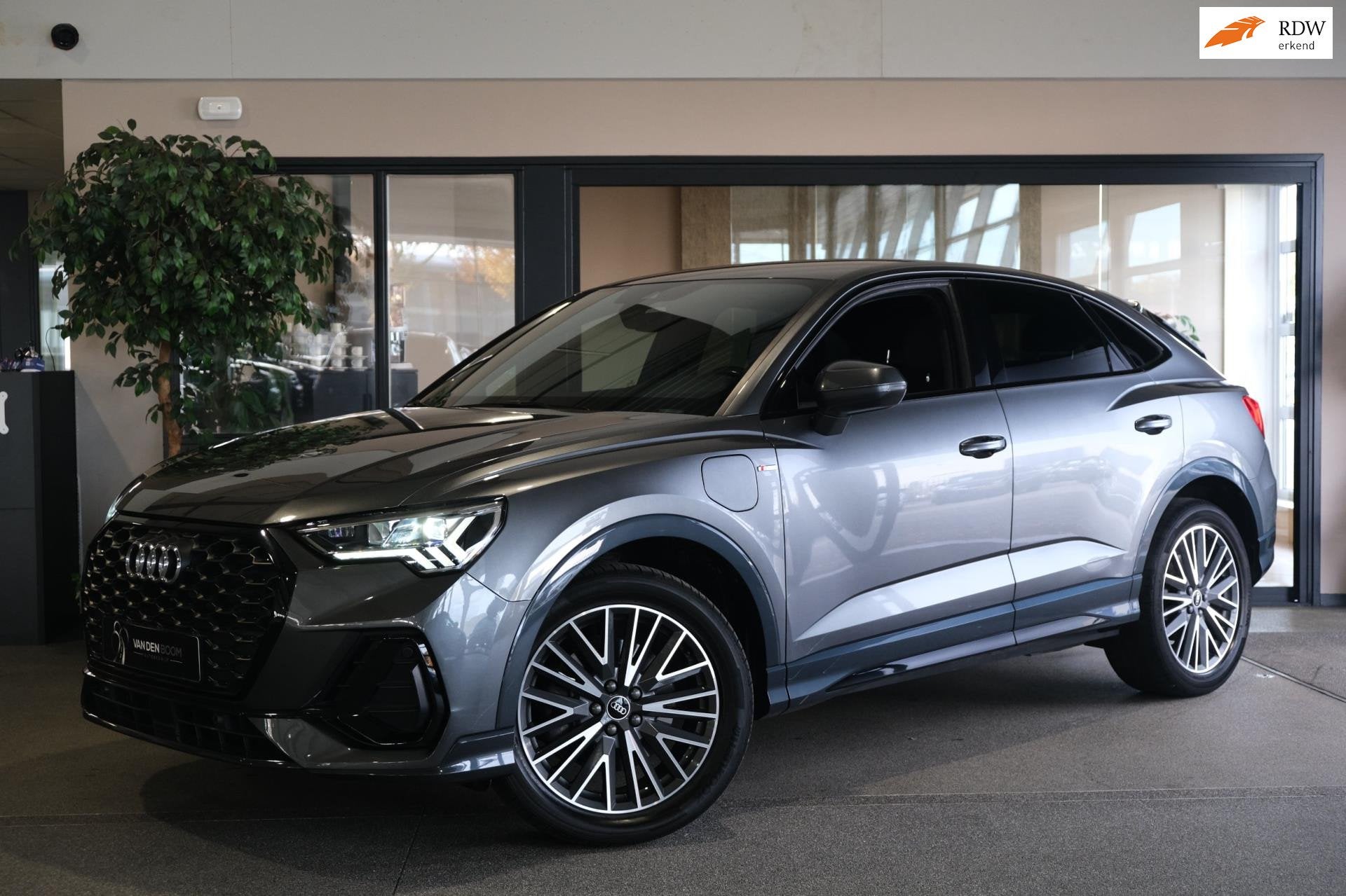 Audi Q3 Sportback 45 TFSIe 245pk 2x S-line Matrix Led Cam Cr, Auto's, Gebruikt, Zwart, 4 cilinders, Hybride Elektrisch/Benzine