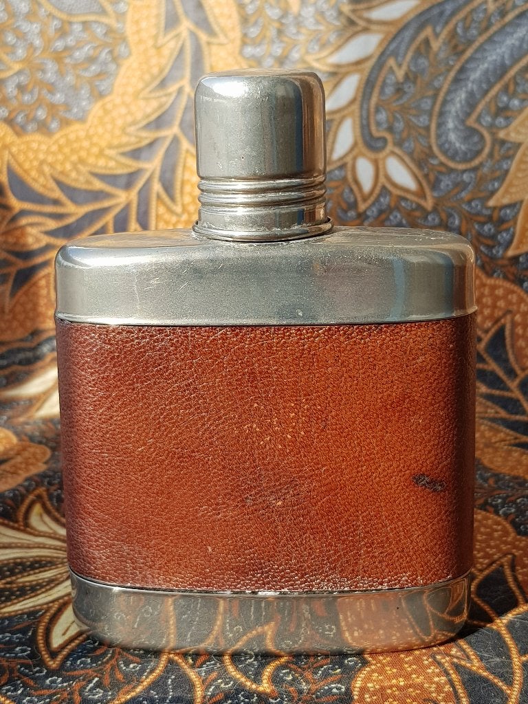 Mooie complete oude Engelse zakfles van glas en leder 12 cm.