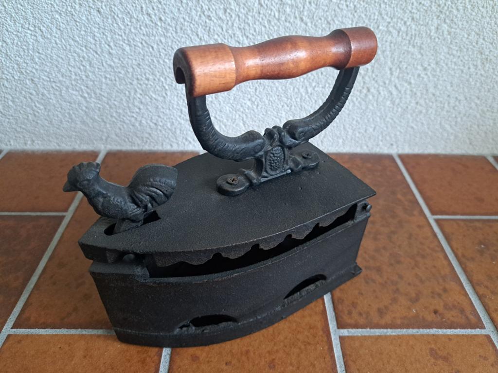 Antiek gietijzeren kolenstrijkijzer met haan decoratie, Ophalen of Verzenden