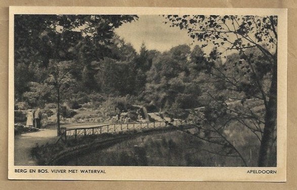 Oude ansichtkaart Apeldoorn: Berg en Bos vijver met waterval, Ophalen of Verzenden, 1920 tot 1940, Ongelopen, Gelderland
