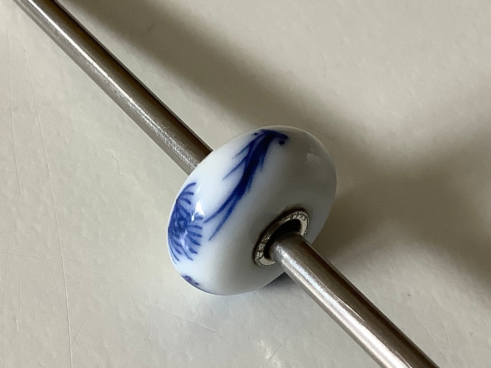 Trollbeads porceleinen dagkraal, koi karper, blauw wit, Ophalen of Verzenden, Zo goed als nieuw, Glas of Kristal, Trollbeads