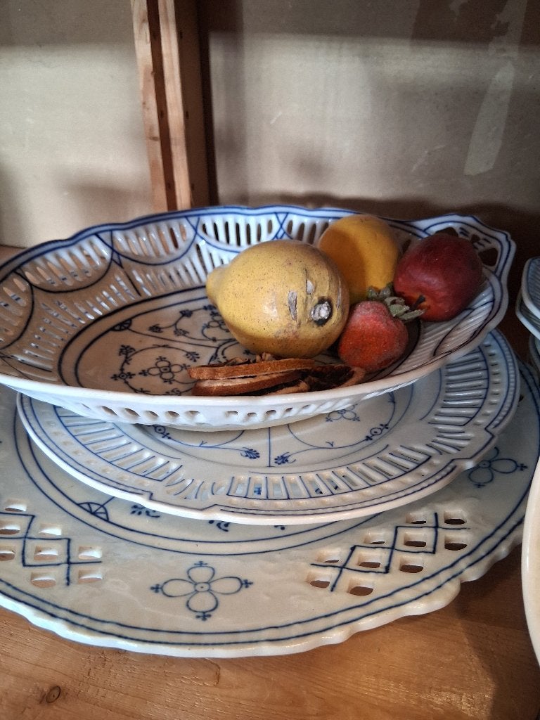saks Bijzondere opengewerkte fruitschaal blauw saks, Ophalen of Verzenden, Overige stijlen, Porselein, Schaal of Schalen