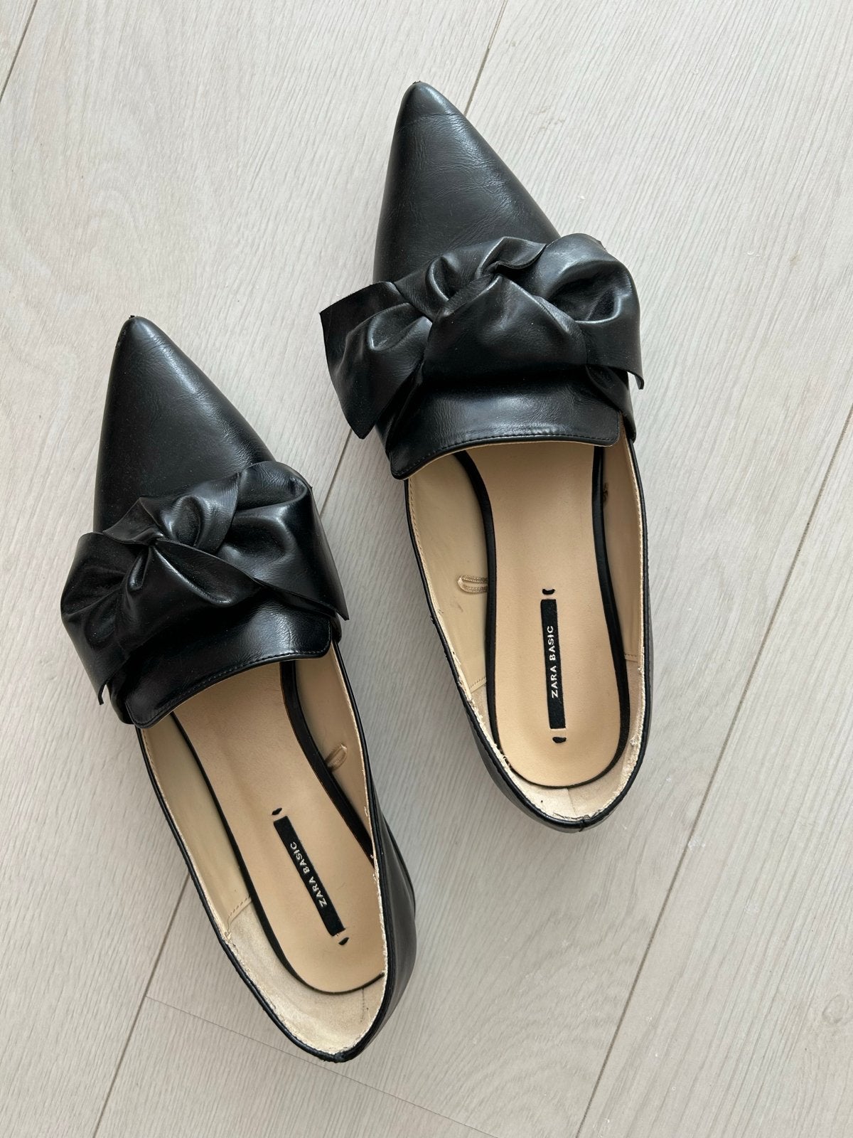 Zara zwarte puntschoenen met strik, kunstleer, maat 41, Kleding | Dames, Schoenen, Ophalen of Verzenden, Zo goed als nieuw, Zwart