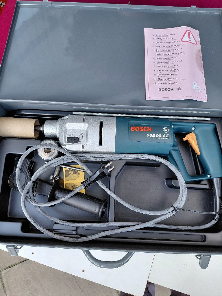te koop een nieuwe bosch boor machine in metalen koffer, Ophalen of Verzenden, Nieuw, Boormachine, Klopboormechanisme