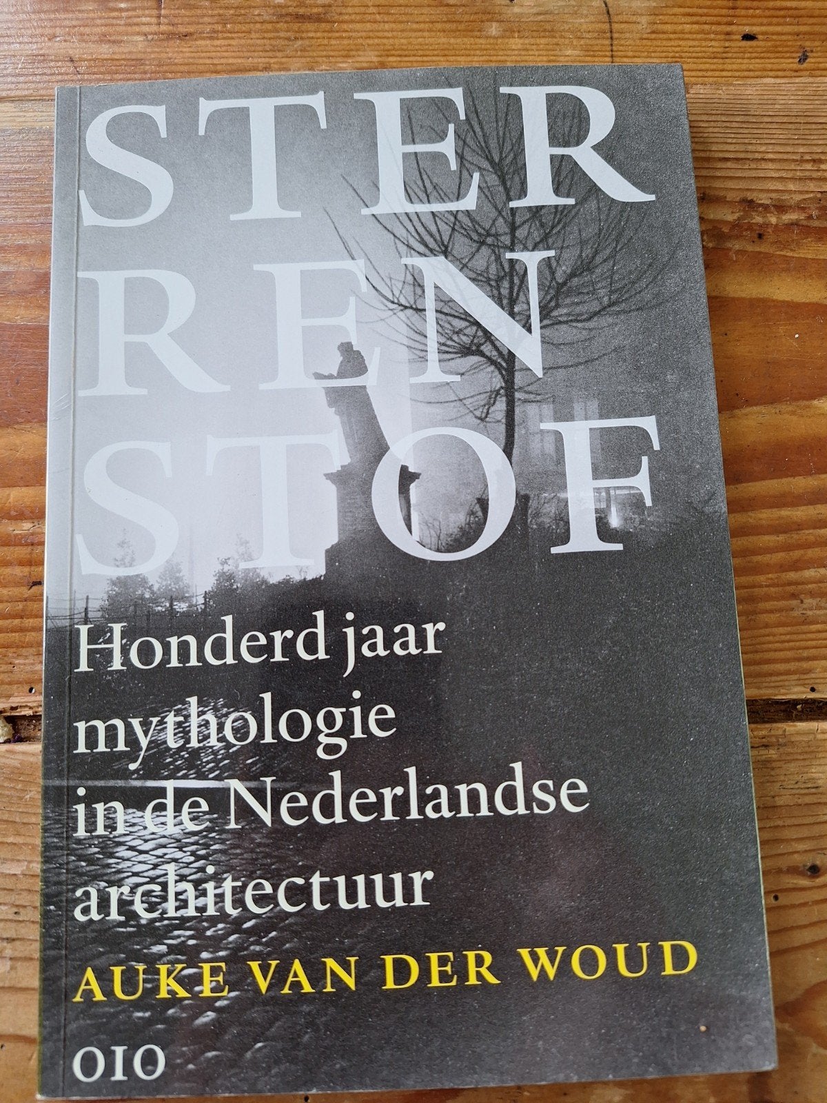 Sterrenstof: 100 jaar mythologie in Nederlandse architectuur, Boeken, Ophalen of Verzenden, Zo goed als nieuw, Architectuur algemeen