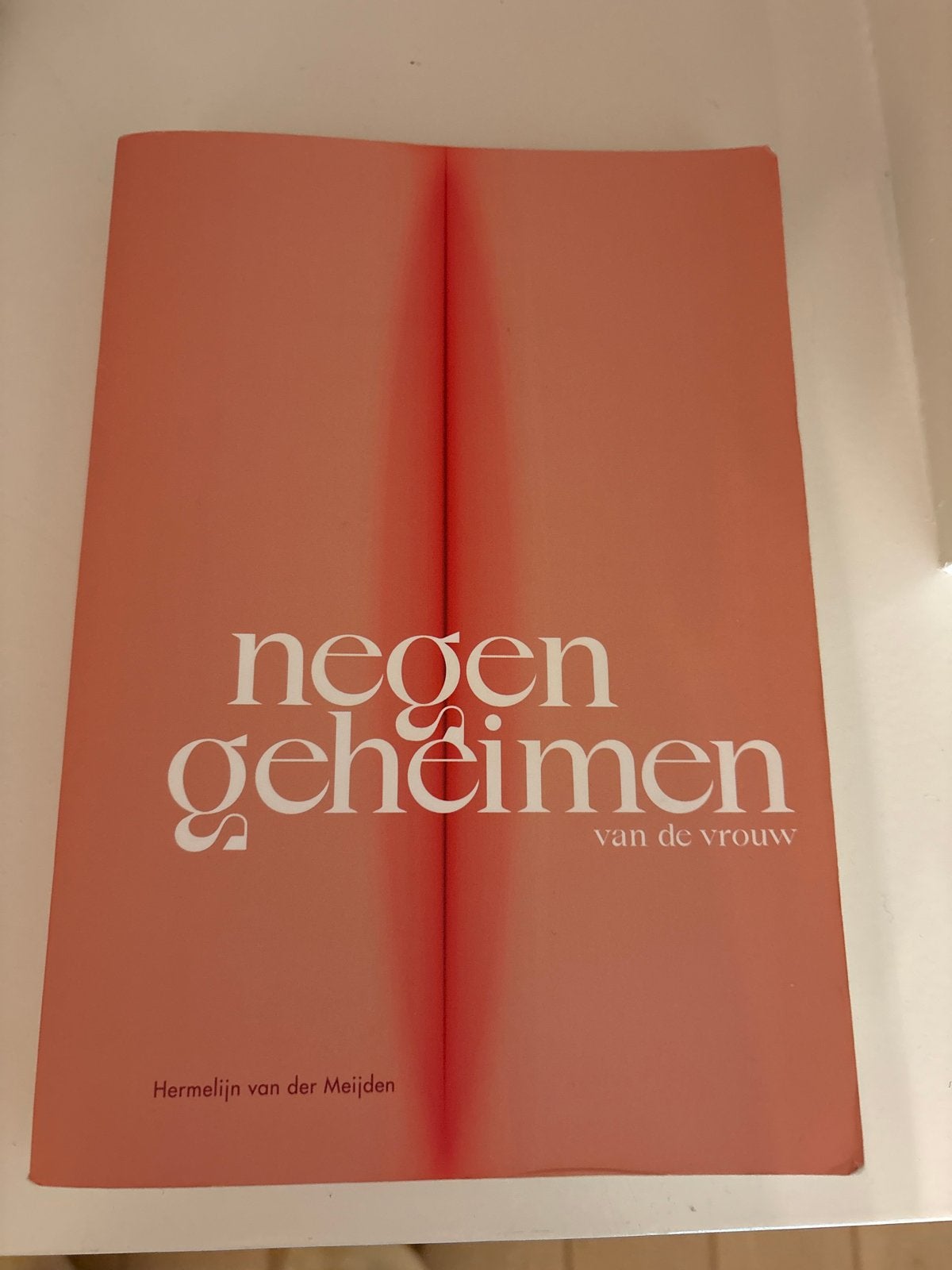 Negen Geheimen van de Vrouw - Hermelijn van der Meijden, Ophalen of Verzenden, Zo goed als nieuw, Nederland