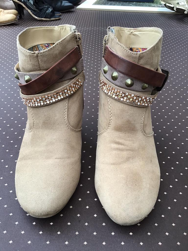 Laarsjes 37 suède met bandjes beige strada. Met rits, Kleding | Dames, Schoenen, Ophalen of Verzenden, Zo goed als nieuw, Beige