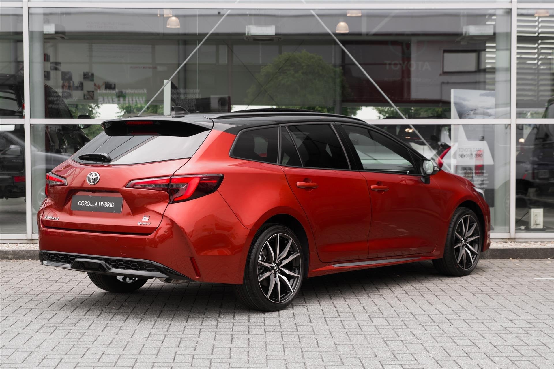 Toyota Corolla Touring Sports Hybrid 180 GR Sport €4.100 V, Auto's, Toyota, Stof, Gebruikt, Zwart, 4 cilinders