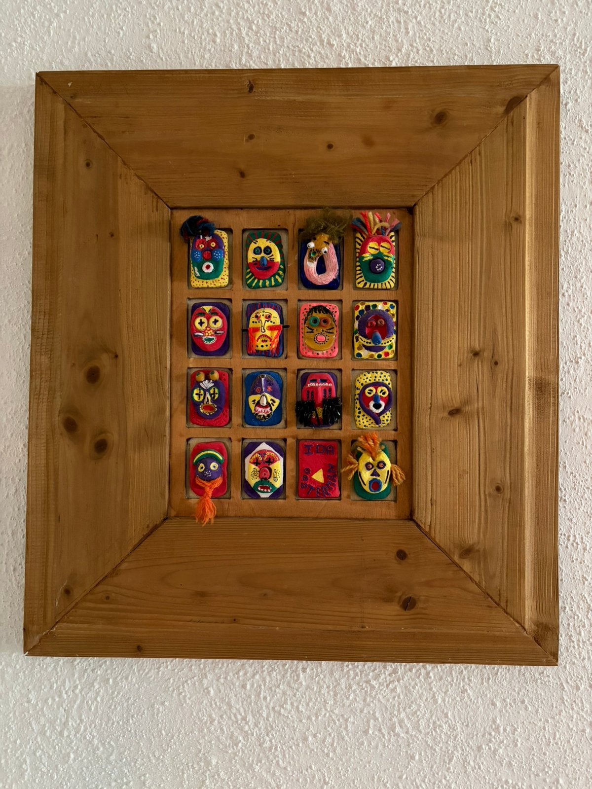 Kunst / Ida Oosterman : werk 16 miniatuur kleimaskers, Ophalen