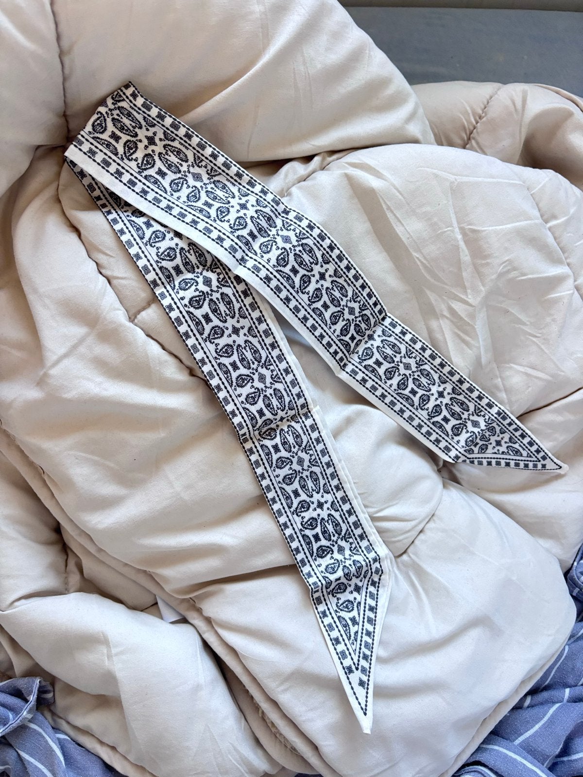 Witte sjaal met zwart paisley patroon, Ophalen of Verzenden, Zo goed als nieuw