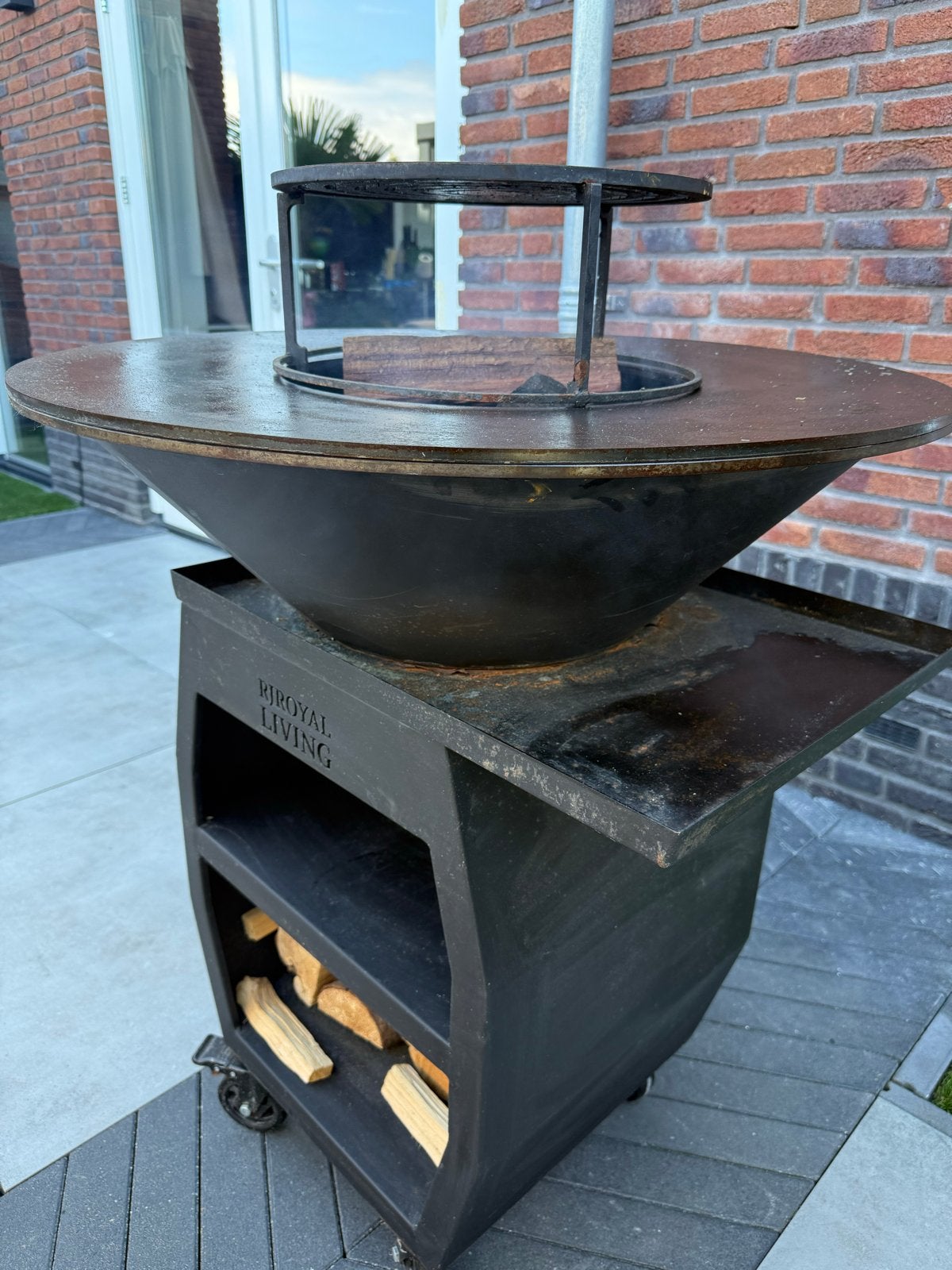 Plancha BBQ met vuurschaal en houtopslag: RJ Royal Living, Ophalen, Gebruikt