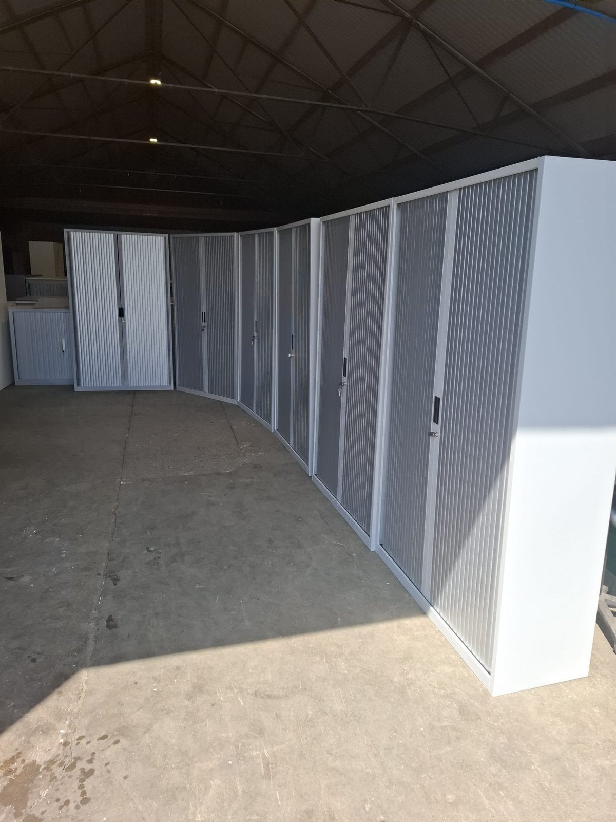 Nieuw binnen: Zeer grote partij nette metalen roldeurkasten, Ophalen, Gebruikt, 100 tot 150 cm, Metalen roldeurkasten