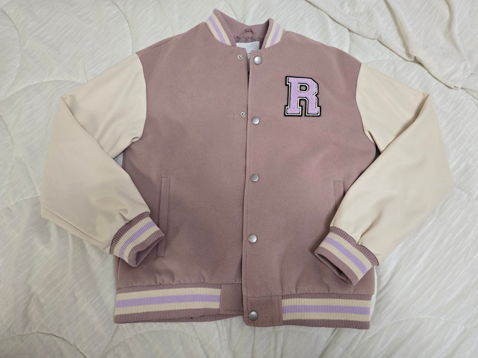 Stijlvolle Varsity Jacket met 'R' Patch - Roze/Beige 146, Ophalen of Verzenden, Zo goed als nieuw