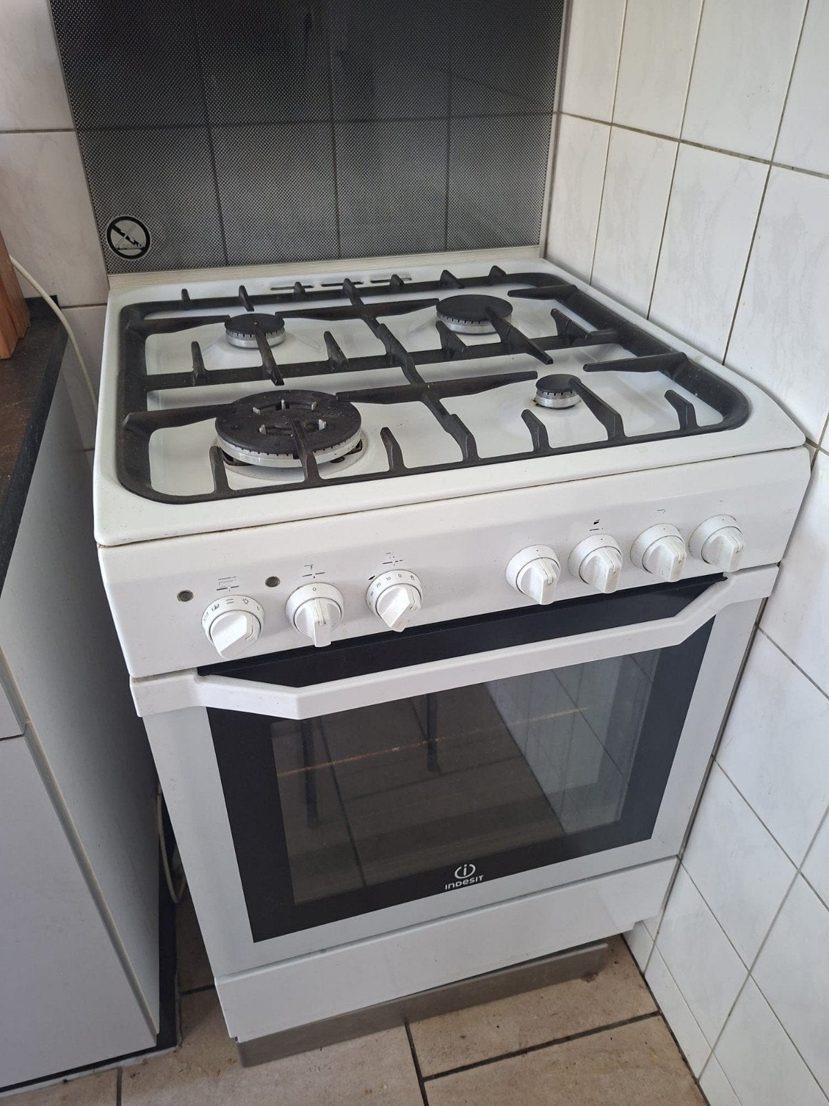Indesit gasfornuis met afdekplaat en oven, Ophalen, Gebruikt, 60 cm of meer, 4 kookzones
