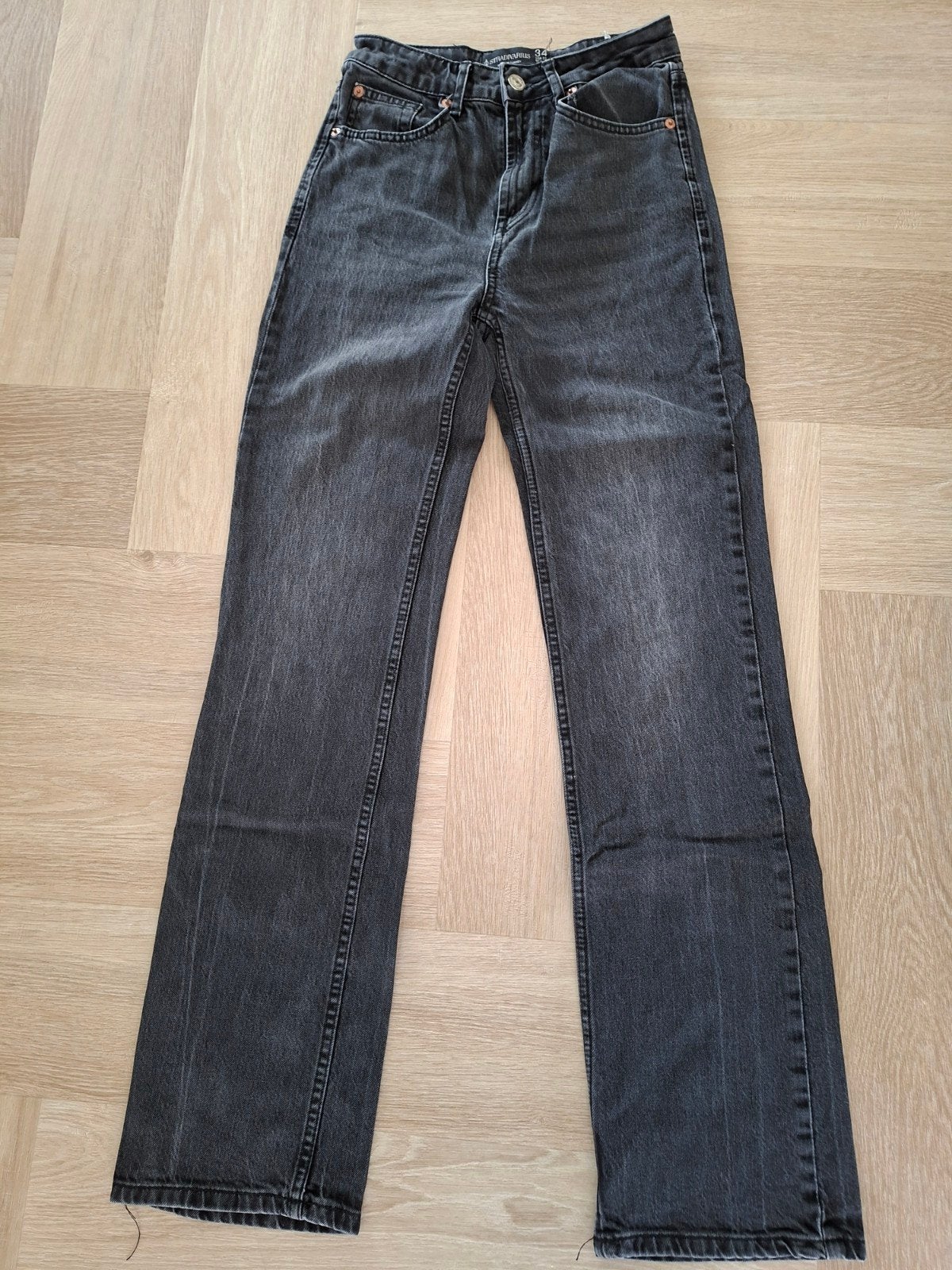 Stradivarius zwarte jeans maat 34, Zwart, Ophalen of Verzenden, Zo goed als nieuw, W27 (confectie 34) of kleiner
