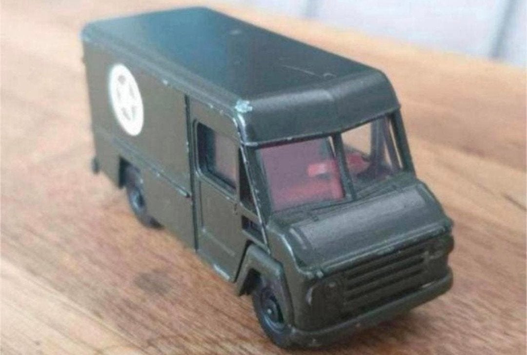 Efsi Commer 302 Army – schaal 1:64 – Made in Holland, Hobby en Vrije tijd, Ophalen of Verzenden, Gebruikt, Bus of Vrachtwagen