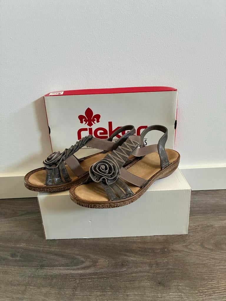 Rieker sandalen met bloemdetail - Maat 39, Ophalen of Verzenden, Zo goed als nieuw, Grijs, Sandalen of Muiltjes