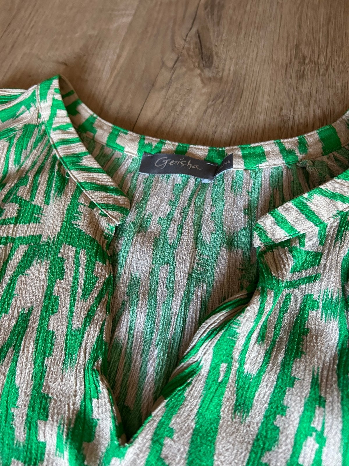 Geisha jurk groen 44 zgan, Kleding | Dames, Jurken, Maat 42/44 (L), Ophalen of Verzenden, Zo goed als nieuw, Onder de knie