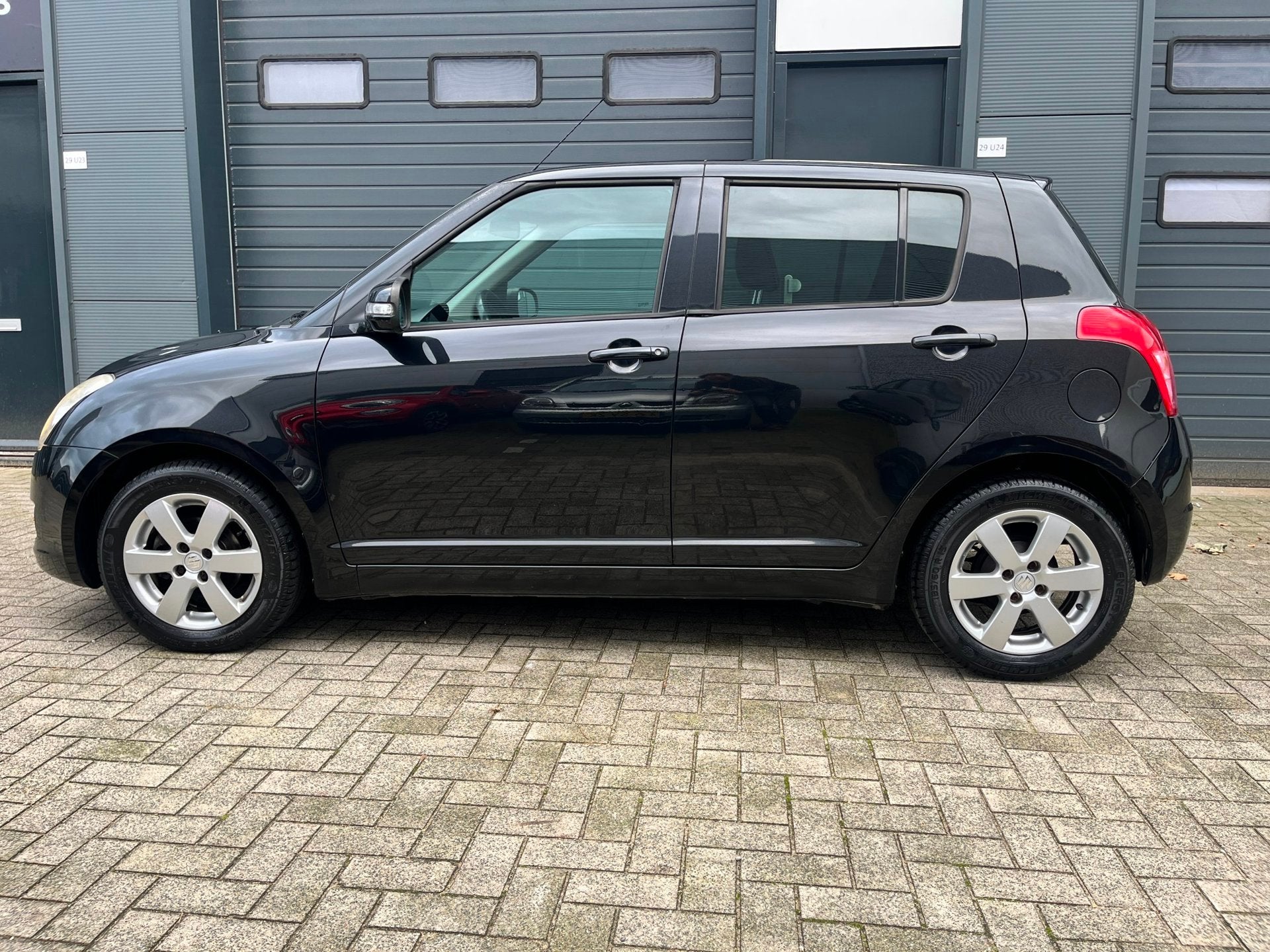 Suzuki Swift 1.3 Limited - lage km stand - 1e eigenaar, Auto's, Voorwielaandrijving, Zwart, 400 kg, Alcantara