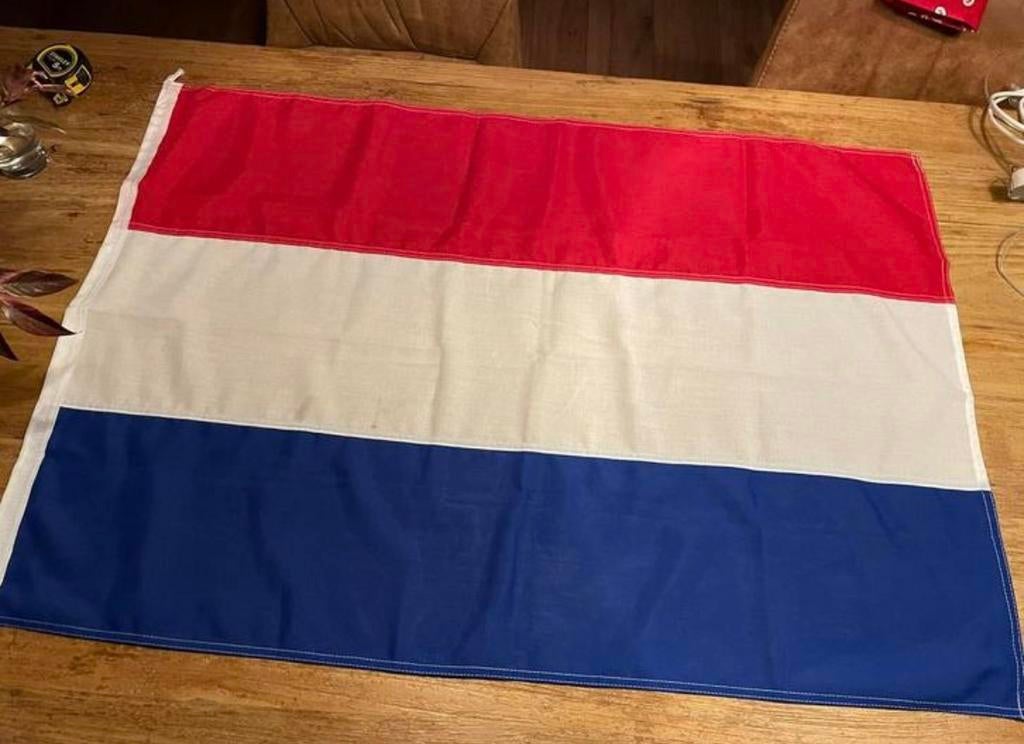 Carnaval - Nederlandse vlag zonder touwtje - 70x100 cm, Ophalen of Verzenden, Zo goed als nieuw, X, X