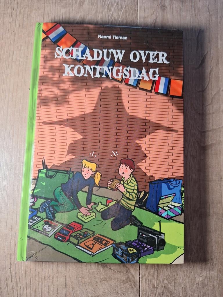 Schaduw over Koningsdag - Naomi Tieman, Ophalen of Verzenden, Zo goed als nieuw, Naomi Tieman, Fictie algemeen
