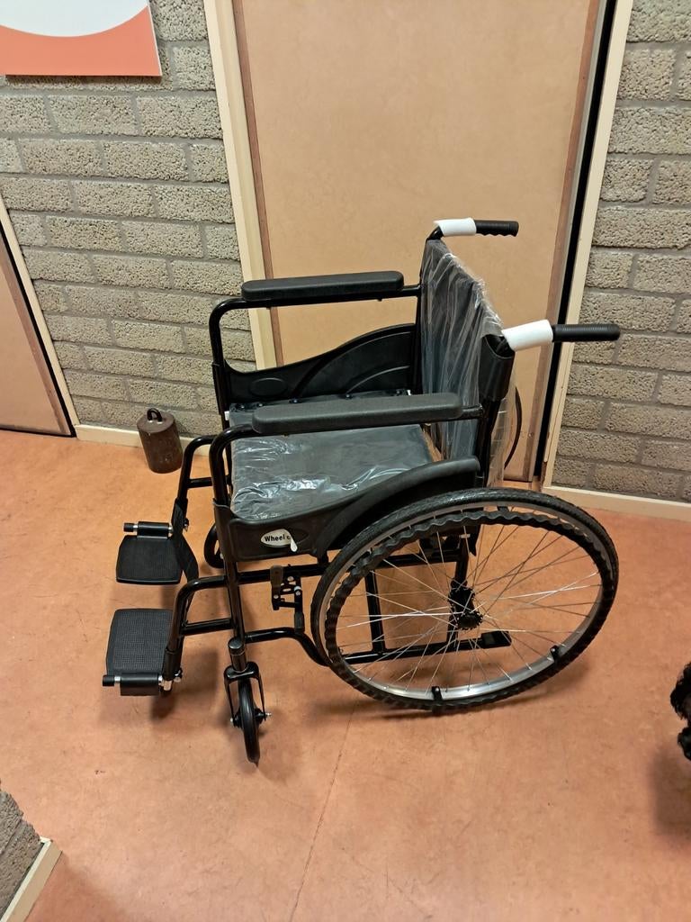 Foto 2 van Handzame lichtgewicht rolstoel, 1 maand gebruikt
