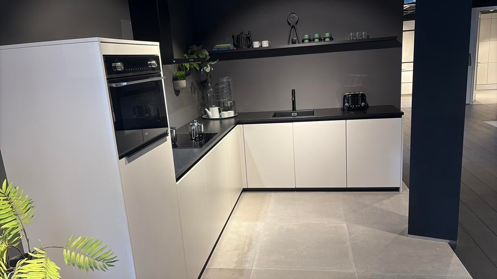 Showroom keuken greeploos, Ophalen, Hoekkeuken, Greeploos, Grijs