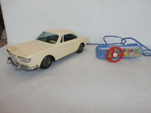 Blikken BMW 2000 CS met kabelbesturing van Bandai., Antiek en Kunst, Antiek | Speelgoed, Ophalen of Verzenden